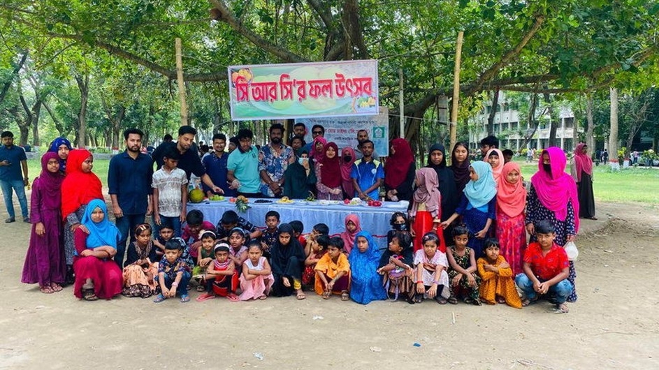 ইবিতে সুবিধাবঞ্চিত শিশুদের মৌসুমী ফল খাওয়ালো 'সিআরসি'