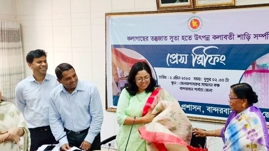 প্রধানমন্ত্রীকে উপহার দেওয়া হবে কলাগাছ থেকে তৈরি কলাবতী শাড়ি