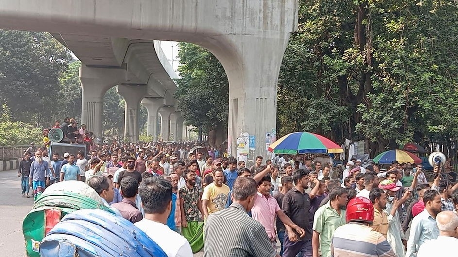 ১১ দফা দাবিতে প্রেসক্লাবে গণঅবস্থানে ব্যাটারিচালিত রিকশা চালকরা