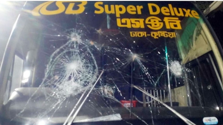 ইবিতে বাস ভাঙ’চুরকে কেন্দ্র করে সমন্বয়ক-শিক্ষার্থী হাতাহাতি