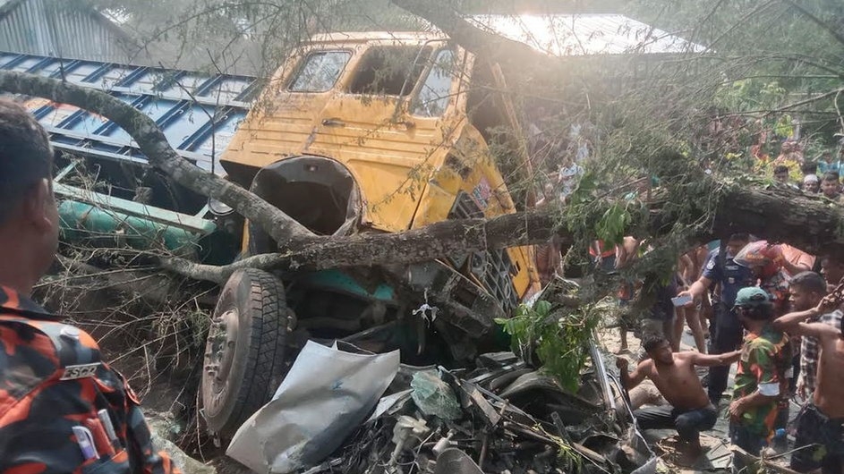 ট্রাক-প্রাইভেটকার-অটোরিকশার ত্রিমুখী সংঘর্ষে নিহত ১২