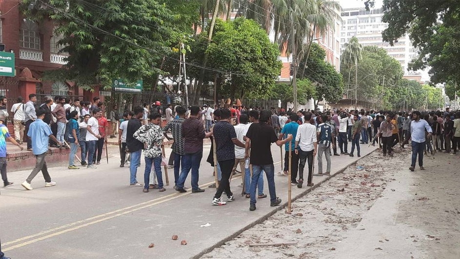 শহীদুল্লাহ হলের সামনে ফের সংঘর্ষ, ককটেল বিস্ফোরণ