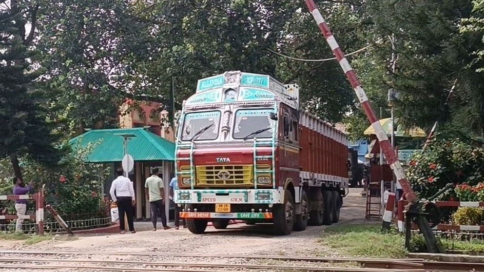 ভারত থেকে অপ্রয়োজনীয় পণ্য আমদানি নিষিদ্ধ করতে আইনি নোটিশ