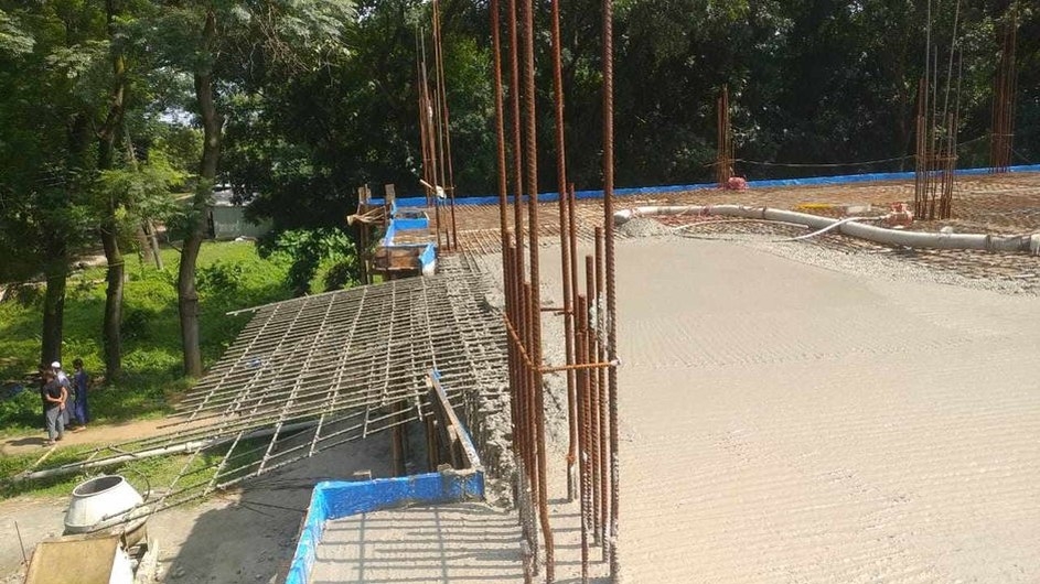 জাবিতে ঢালাইয়ের সময় নির্মাণাধীন মসজিদের ছাদ ধস