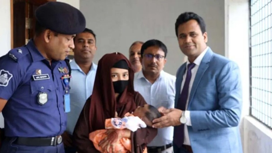 ৩২ দিনের শিশু নিয়ে এইচএসসি পরীক্ষা দিচ্ছেন মা