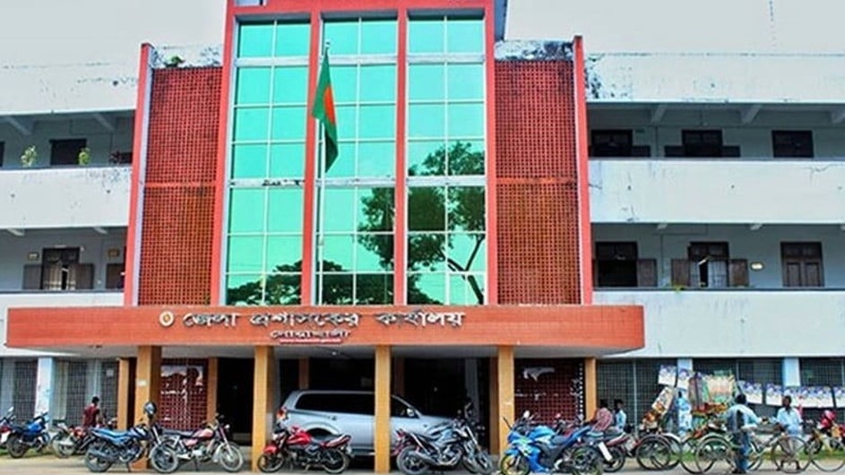 ভাড়াটিয়ার দোকানে তালা, অতিরিক্ত জেলা প্রশাসকের বিরুদ্ধে মামলা