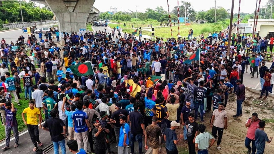 রেললাইন অবরোধ করে রাবি শিক্ষার্থীদের কোটা আন্দোলন