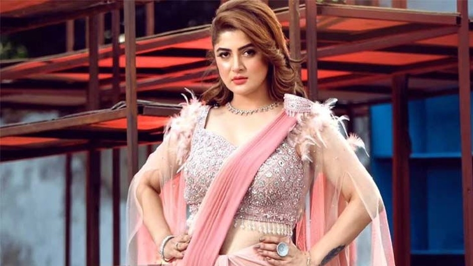 পুরুষের সঙ্গে ছবি তুললেই কি প্রেম হয়ে যায়; প্রশ্ন শ্রাবন্তীর