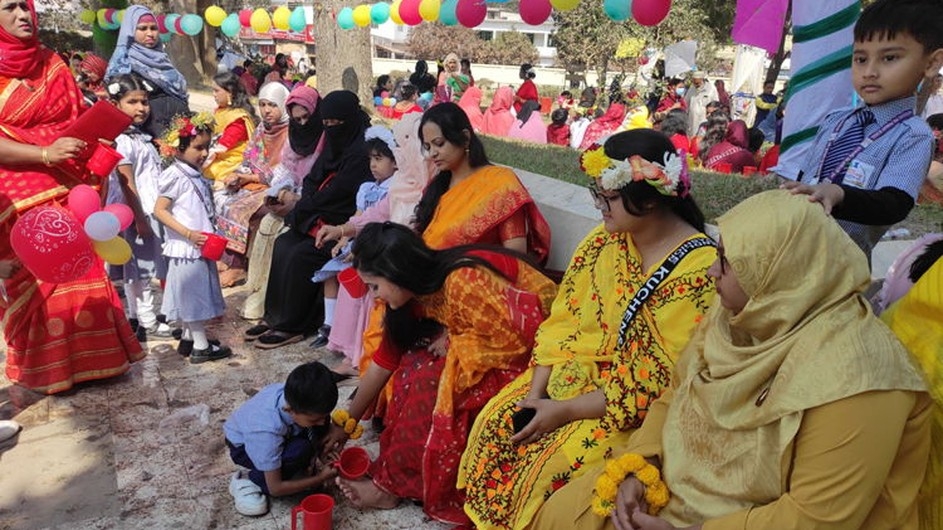 টাঙ্গাইলে মায়ের পা ধুয়ে ভালোবাসা নিবেদন