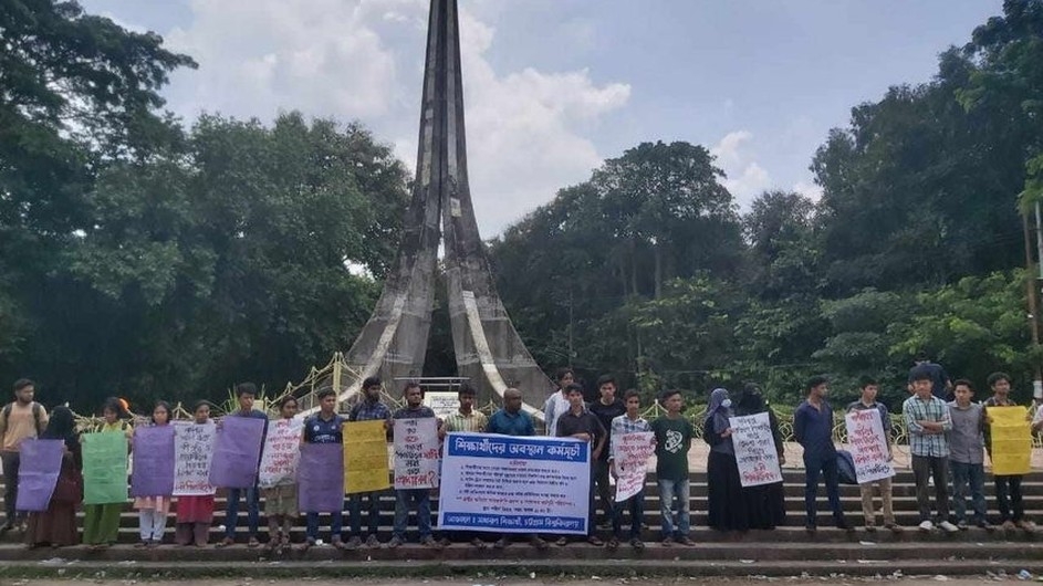 মামলা প্রত্যাহার সহ ৪ দাবিতে চবিতে অবস্থান, গণস্বাক্ষর কর্মসূচি