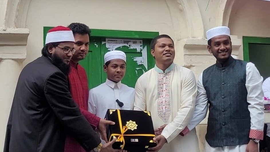 বিশ্বজয়ী হাফেজ বশিরকে সংবর্ধনা দিলো বাংলাদেশ ছাত্রলীগ