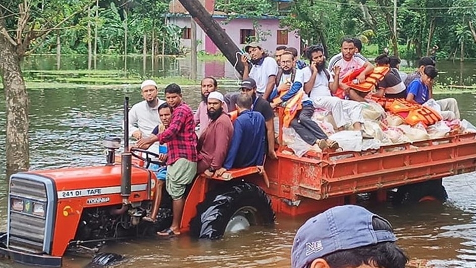 ফেনীর দুর্গম এলাকায় ত্রাণ পৌঁছে ‍দিলেন শায়খ আহমাদুল্লাহ