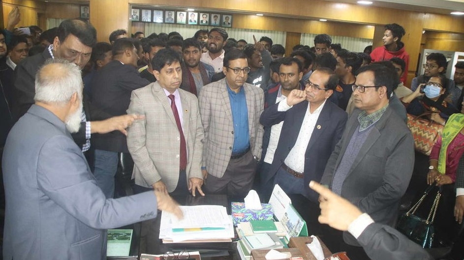 নিয়োগ নিয়ে উত্তাল ইবি, বাকবিতন্ডায় শিক্ষক-ছাত্রলীগ