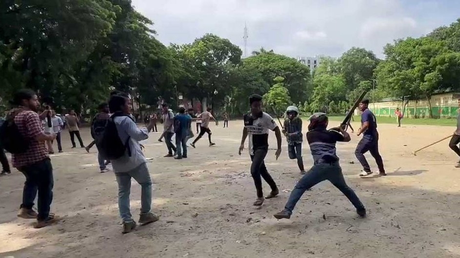 ছাত্রলীগেরর হামলায় ঢাবিতে কোটা আন্দোলনকারী শতাধিক শিক্ষার্থী আহত