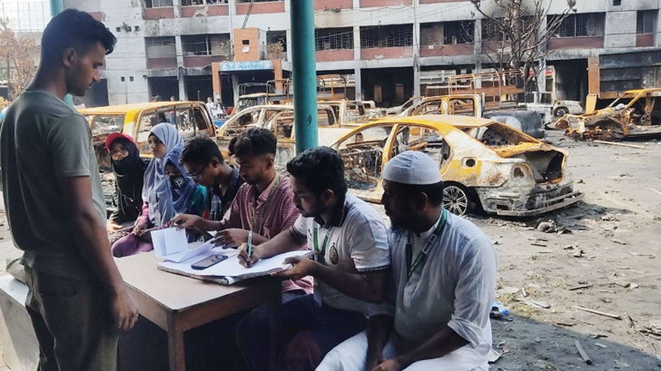 যাত্রাবাড়ী থানায় অভিযোগ নিচ্ছেন শিক্ষার্থীরা, নেই পুলিশ