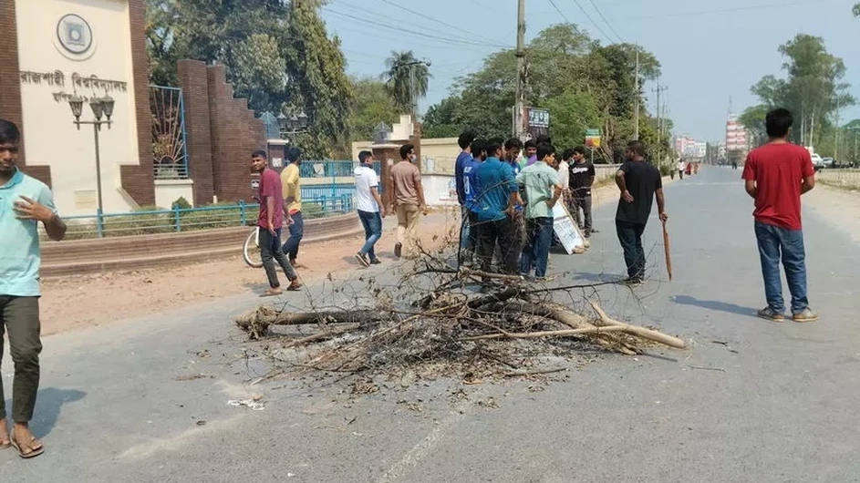 রাবির প্রধান ফটকে আগুন জ্বালিয়ে অবরোধ