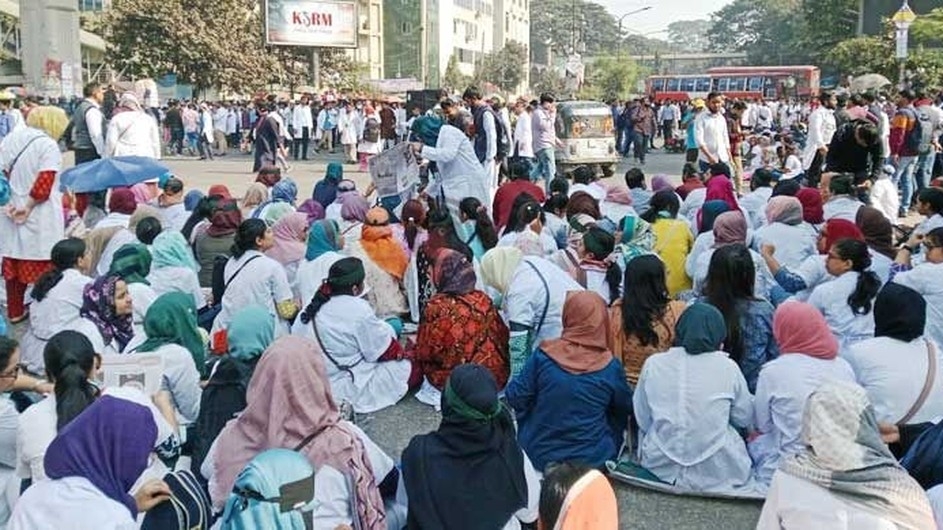ভাতা বাড়ানোর দাবিতে শাহবাগে অবরোধে প্রশিক্ষণার্থী চিকিৎসকরা