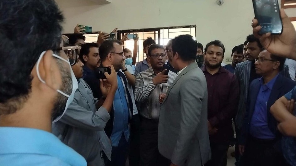 কুবি শিক্ষক সমিতির নির্বাচন স্থগিত: দুই গ্রুপের পাল্টাপাল্টি অবস্থান