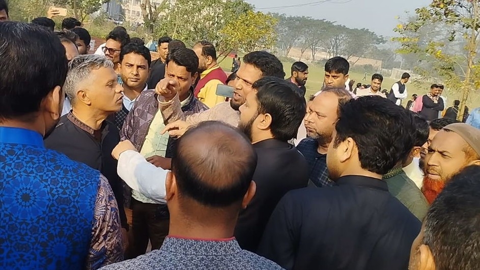 পাবিপ্রবিতে ফুল দেওয়া নিয়ে কর্মকর্তাদের হাতাহাতি