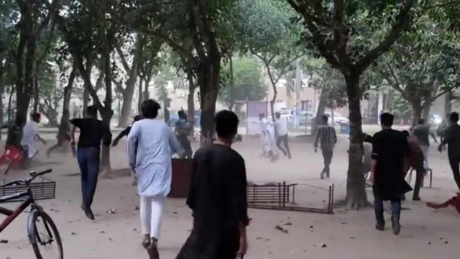 ক্যান্টিনে বসাকে কেন্দ্র করে রাবি ছাত্রলীগের দুই গ্রুপের সংঘর্ষ