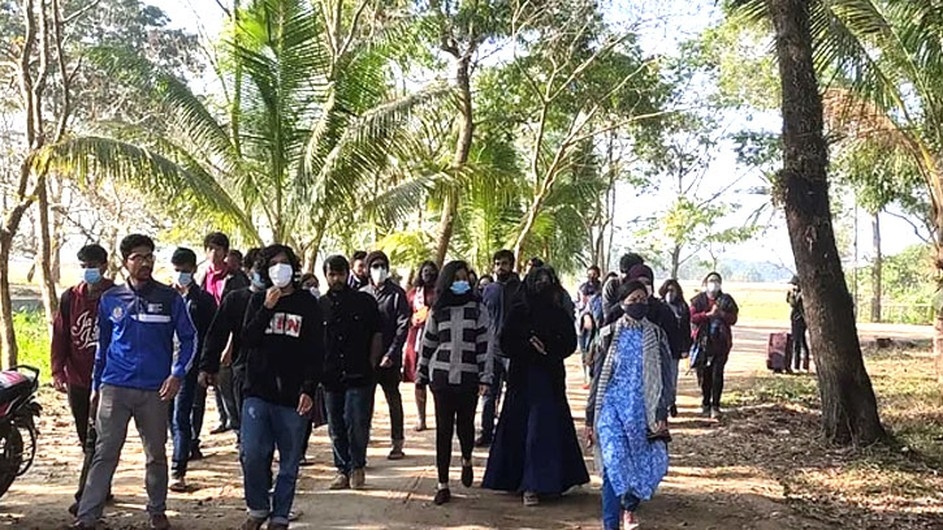 বন্ধ ঘোষণার পরও শাবিপ্রবিতে বিক্ষোভ, প্রভোস্টের পদত্যাগ