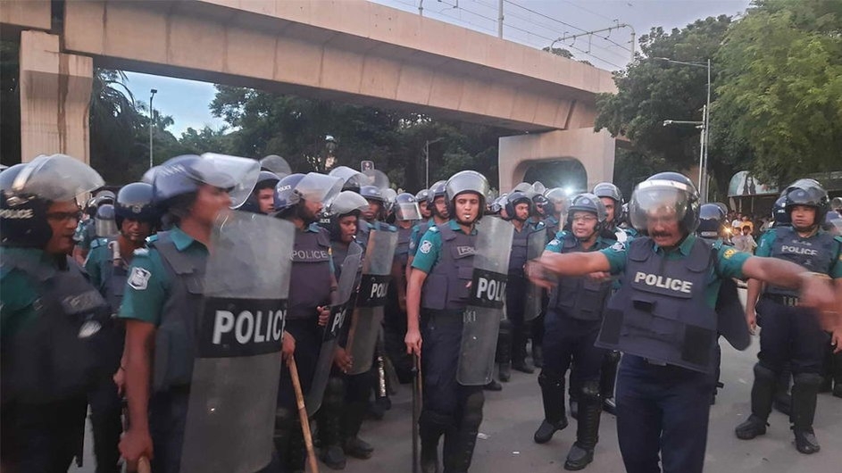 কোটাবিরোধীদের হঠাতে অ্যাকশনে পুলিশ, টিয়ারগ্যাস নিক্ষেপ