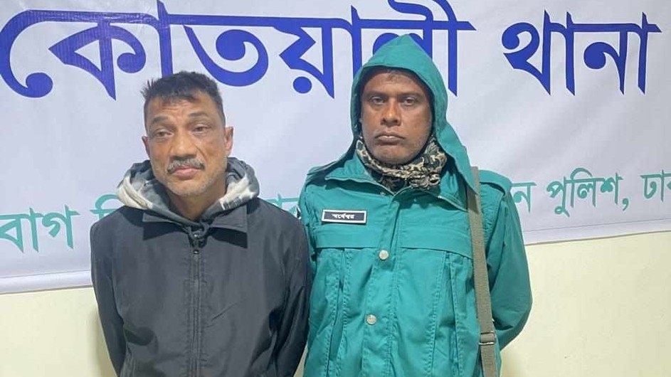 শাঁখারীবাজারে আতশবাজিসহ বিক্রেতা গ্রেপ্তার