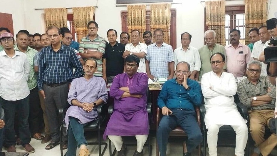 শিক্ষার্থীদের দাবির মুখে ছাত্র রাজনীতি বন্ধ ঘোষণা করলেন রাবি উপাচার্য