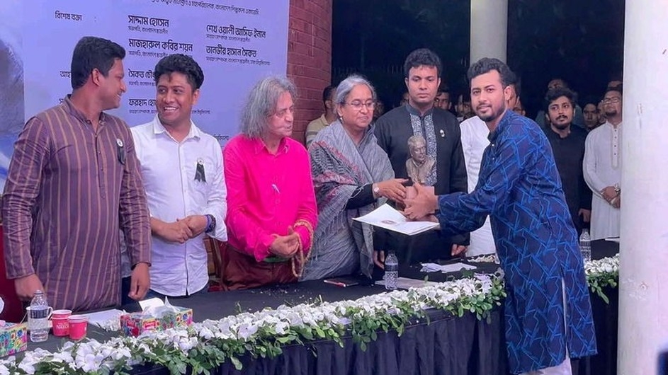 বঙ্গবন্ধু শিল্পকর্ম প্রদর্শনীতে শেখ জামাল পুরষ্কার পেলেন খুবি শিক্ষার্থী রাফি