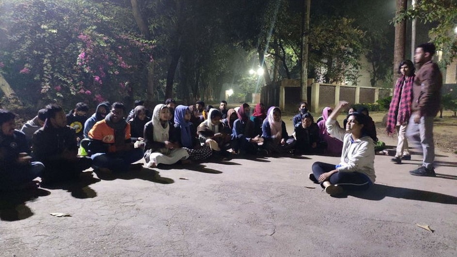 চার দফা দাবিতে মধ্যরাতে জাবি উপাচার্যের বাসভবন ঘেরাও