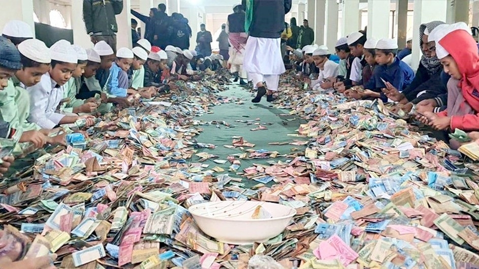 পাগলা মসজিদের দানবাক্সে রেকর্ড ২০ বস্তা টাকা, চলছে গণনা
