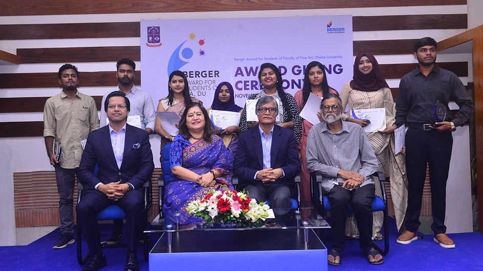 ঢাবি’র চারুকলা অনুষদের শিক্ষার্থীদের বার্জার অ্যাওয়ার্ড প্রদান