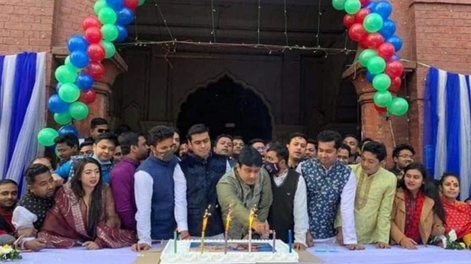 কেক কেটে ৭৪তম প্রতিষ্ঠাবার্ষিকী উদ্‌যাপন ছাত্রলীগের