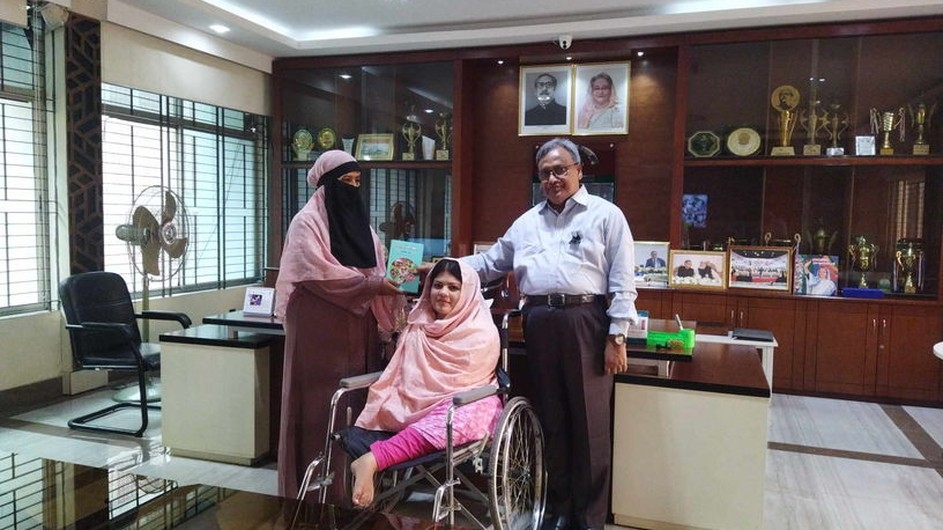 যবিপ্রবি উপাচার্য কে তামান্নার সেই বই উপহার