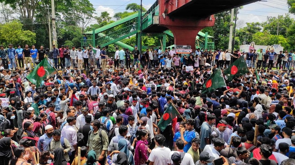 এক দফা দাবিতে জাবি শিক্ষার্থীদের ঢাকা-আরিচা মহাসড়কে অবস্থান
