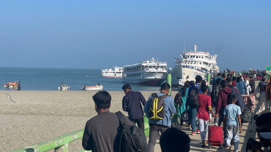 সেন্টমার্টিন ছেড়ে নিরাপদ আশ্রয়ে হাজারো মানুষ