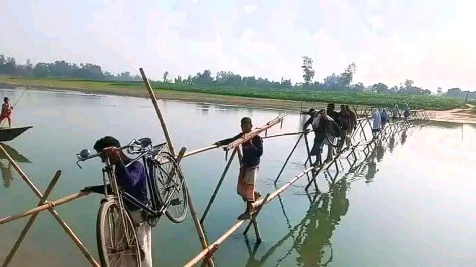 গাইবান্ধার পলাশবাড়ীতে বাঁশের সাঁকোতে ঝুঁকি নিয়ে নদী পারাপার