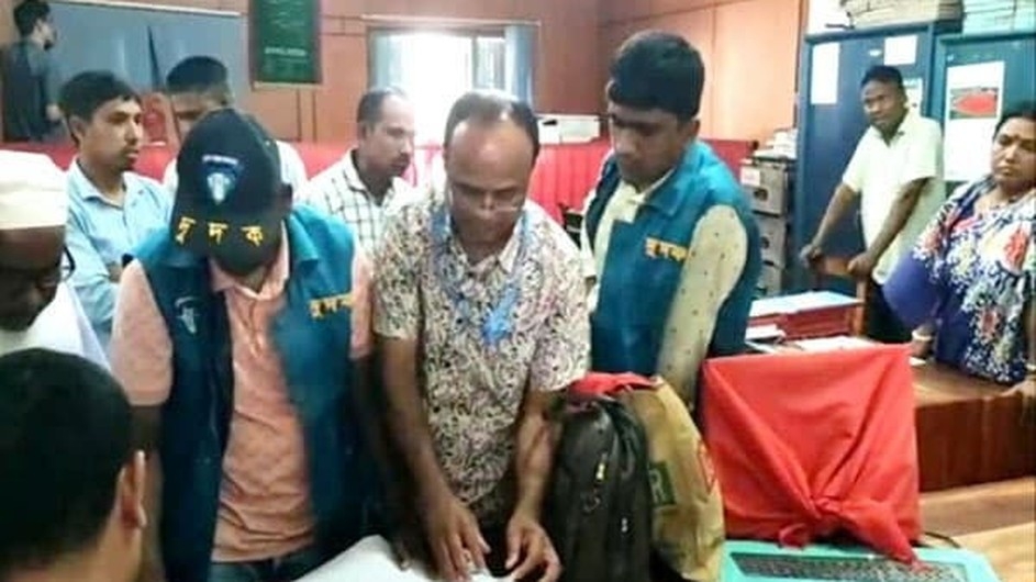 চিরিরবন্দরে সাব-রেজিস্ট্রি অফিসে দুদকের অভিযানে ঘুষের টাকাসহ কাগজপত্র জব্দ