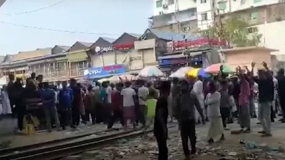 জুরাইনে আইনশৃঙ্খলা বাহিনীর সঙ্গে অটোরিকশা চালকদের ধাওয়া পাল্টা ধাওয়া