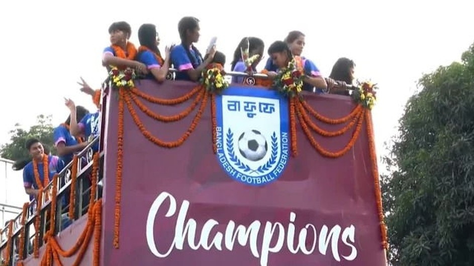 ছাদখোলা বাসে বাফুফের পথে চ্যাম্পিয়নরা