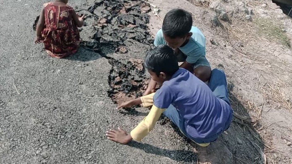 কয়রায় হাতের টানে উঠে যাচ্ছে রাস্তার পিচ ঢালাই