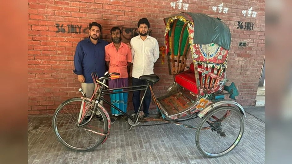 শহীদ নাফিজের দেহ বহনকারী রিকশাটি গণভবন জাদুঘরে