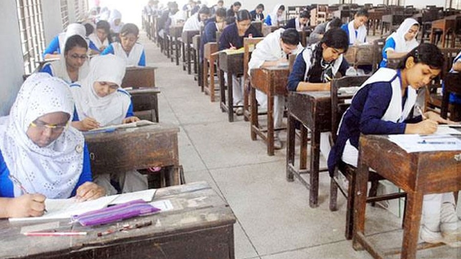 বিদ্যালয়ে ছাত্রদের তুলনায় ছাত্রী উপস্থিতি বেড়েছে