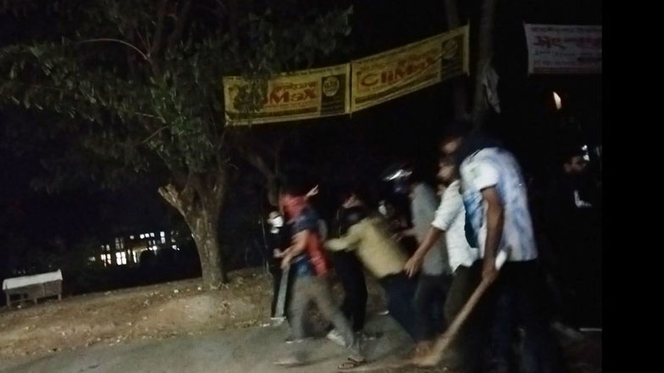 জাবিতে দুই হলের শিক্ষার্থীদের মধ্যে সংঘর্ষে আহত অন্তত ৩০