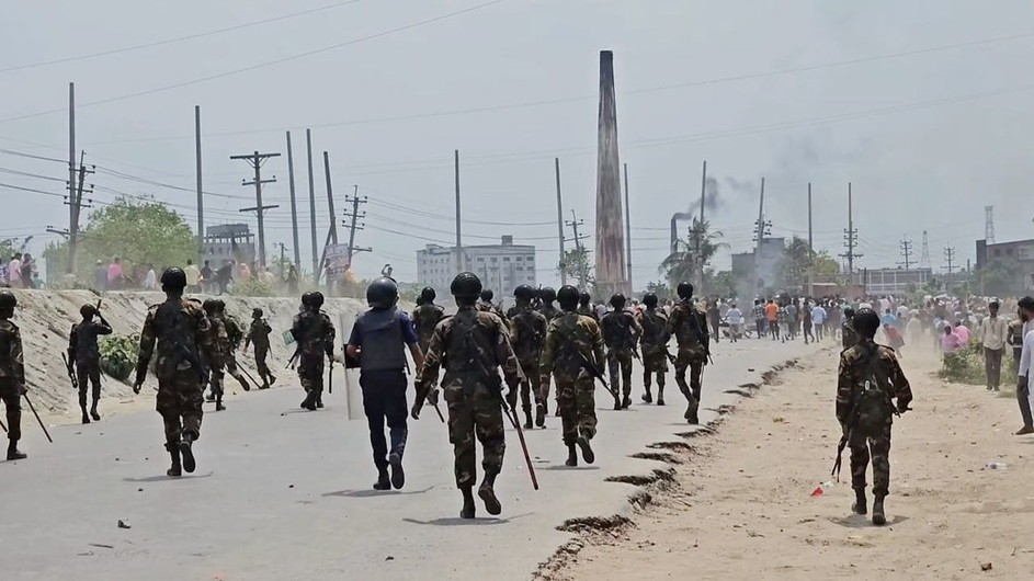 নারায়ণগঞ্জে শ্রমিকদের সঙ্গে আইনশৃঙ্খলা বাহিনীর সংঘর্ষ, আহত ৫০