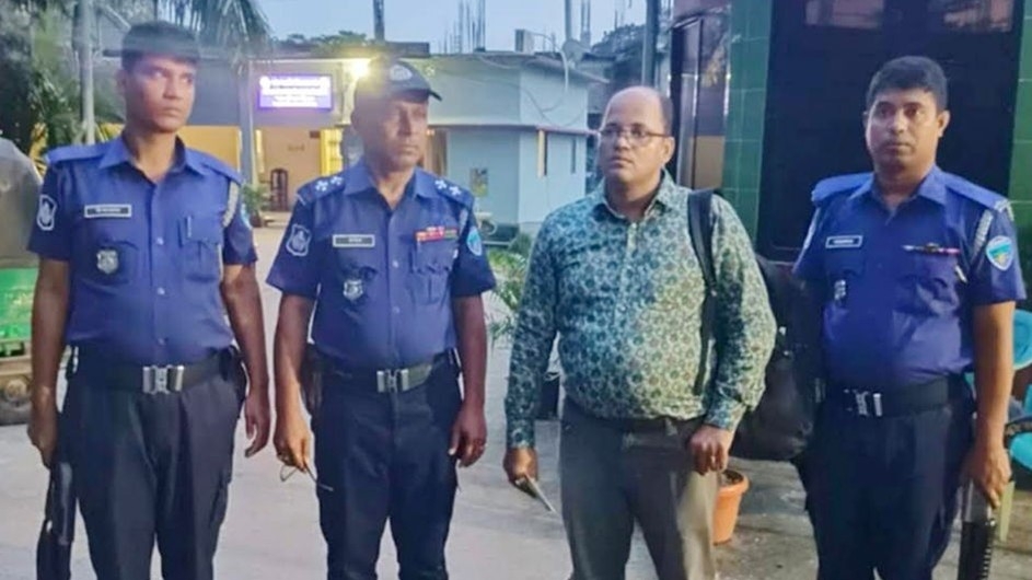 ভারতে পালানোর সময় এস আলম গ্রুপের কর্মকর্তা গ্রেপ্তার