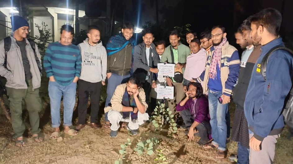 পোষ্য কোটার প্রতীকী দাফন করল রাবি শিক্ষার্থীরা