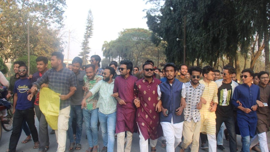 ইবিতে প্রেম বঞ্চিত সংঘের বিক্ষোভ