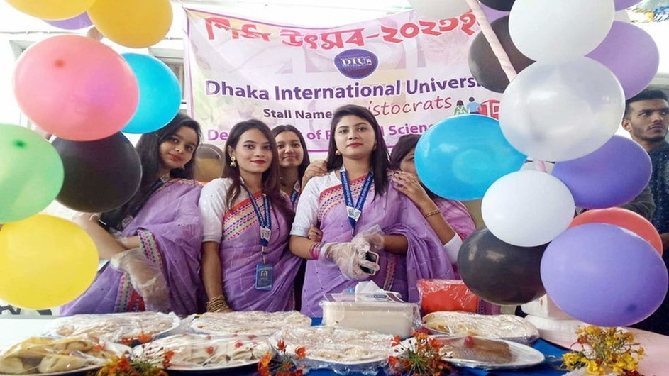 শীতের আমেজে ডিআইইউ'তে পিঠা উৎসব