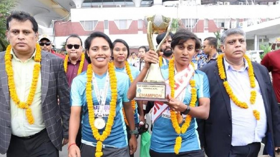 সাফজয়ী নারী ফুটবলারদের ব্যাগ থেকে টাকা চুরি